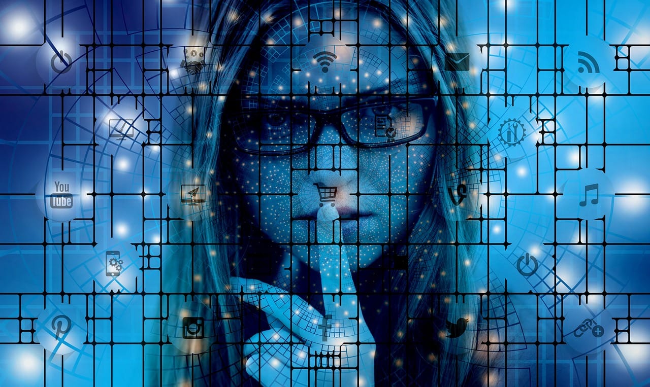 Chica pidiendo silencio